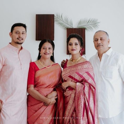 Odia Bride, Christian Bridal Saree, Family Dress, Old Man Portrait, Indian Engagement, Hair Style On Saree, Family Wedding Photos, Simple Saree Designs, Family Portrait Poses