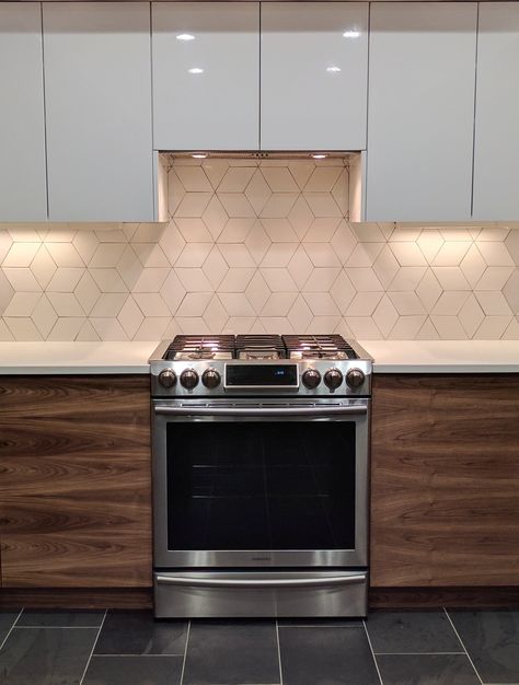 Dosseret de cuisine en céramique Diamond Tile Backsplash, Trendy Kitchen Tile, Tiles Backsplash, Glass Countertops, Diamond Tile, Patterned Floor Tiles, Glass Backsplash, Mosaic Flooring, Kitchen Tile