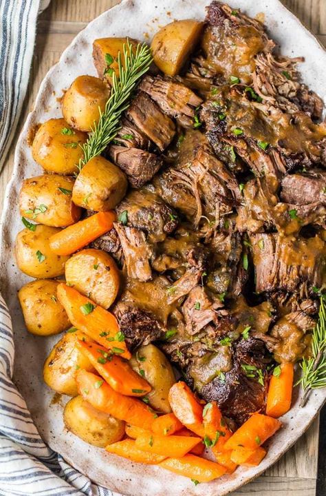 Bottom Round Roast Recipes, Slow Cooker Pot Roast Recipes, Chuck Roast Recipes, Instant Pot Pot Roast, Ground Beef And Cabbage, Classic Pot Roast, Best Pot Roast, Mississippi Pot Roast, Scrumptious Food