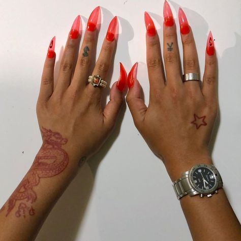 Dragon Hand Tattoo, Rihanna Hand Tattoo, Targaryen Tattoo, Red Dragon Tattoo, Dragon Hand, 16 Tattoo, Finger Tattoo For Women, Dragon Tattoo For Women, Snakebites