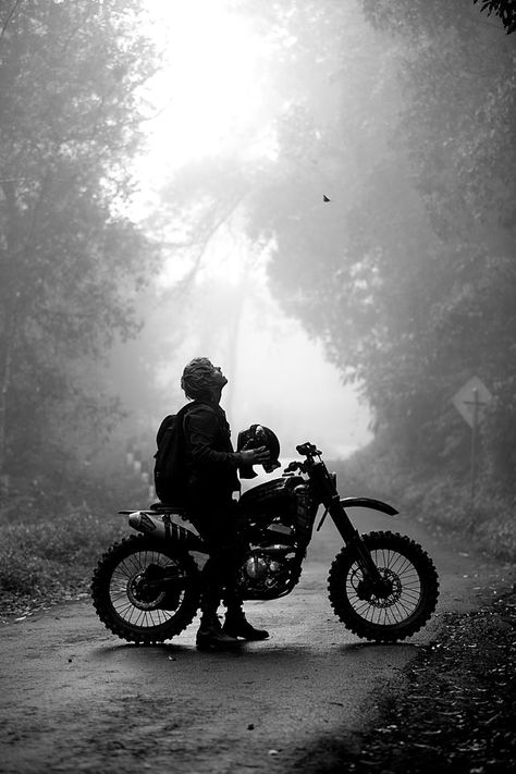 Man On Motorcycle, Men Adventure, Motorbike Photos, Moto Scrambler, Motorbike Art, Biker Photography, Motos Vintage, Riding A Motorcycle, Adventure Motorcycle