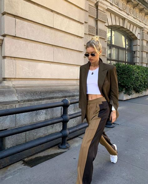 elsa hosk on Instagram: “Fall💛” Italian Wear, Elsa Hosk Street Style, Elsa Hosk Outfits, Elsa Hosk Style, Hailey Rhode Baldwin, Dress Like A Parisian, Issa Vibe, Rich Aesthetic, Elsa Hosk