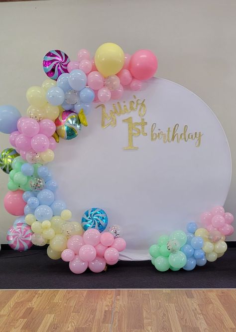 Creations and ideas Candyland Entrance, Birthday Candyland Theme, Candyland Theme, Candyland Party, Golden Wedding Anniversary, Birthday Balloon Decorations, Balloon Backdrop, Golden Wedding, 1st Birthdays