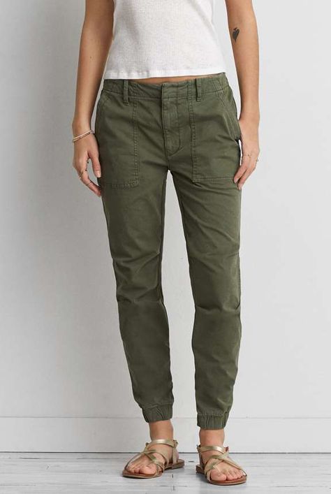 AEO Utility Jogger Womens Joggers Outfit, Stylish Gym Outfits, Casual Dinner Outfits, Jogger Pants Outfit, Olive Green Pants, Joggers Outfit, Jean Trends, Cargo Joggers, Joggers Womens