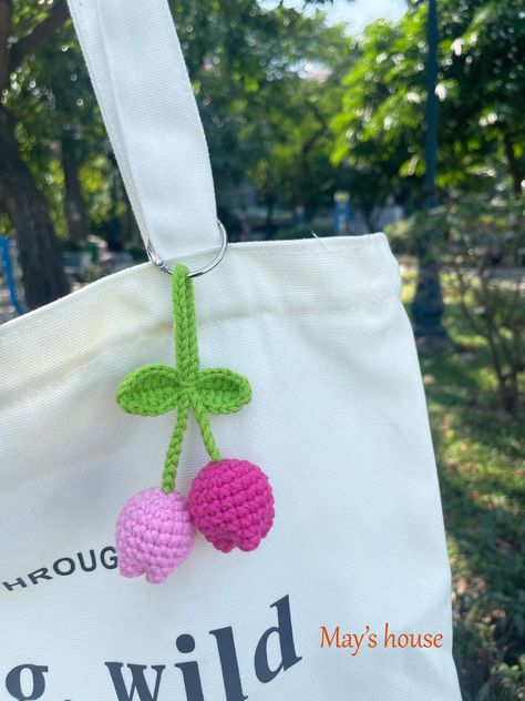 Crochet Flower Keychain Step-by-Step Guide Crochet Tulip Bag, Tulip Bag, Crochet Tulip, Flower Tulip, Flower Keychain, Crochet Fun, Bag Decoration, Crochet Daisy, Flower Crochet