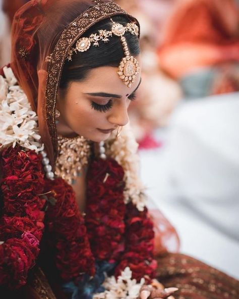 The Most Stunning And Trendy Sispattis We Spotted On Coronial Brides! Bridal Hairdo, Bridal Poses, Bridal Dress Fashion, Indian Bridal Dress, Head Jewelry, Indian Bridal Outfits, Bridal Jewellery Indian, Bride Makeup, Indian Wedding Dress