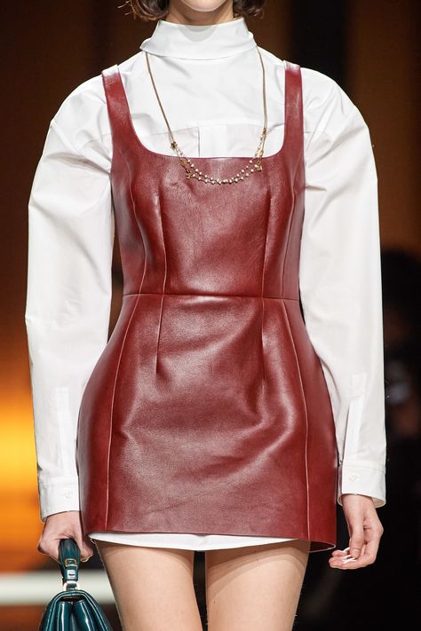 https://www.vogue.com/fashion-shows/fall-2020-ready-to-wear/tod-s/slideshow/details Leather Dress Outfit, Dress Well, Mode Casual, Leather Dresses, Leather Outfit, Dress Outfit, Leather Dress, Vogue Paris, Elegant Outfit