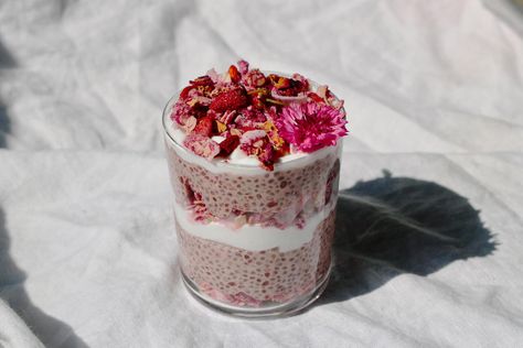 Endless Summer Chia Rose Parfait Yogurt Parfait Recipe, Sakara Life, Berry Breakfast, Frozen Coffee, Yogurt Parfait, Smoothie Bowls, Breakfast Bars, Coconut Yogurt, Granola Recipes