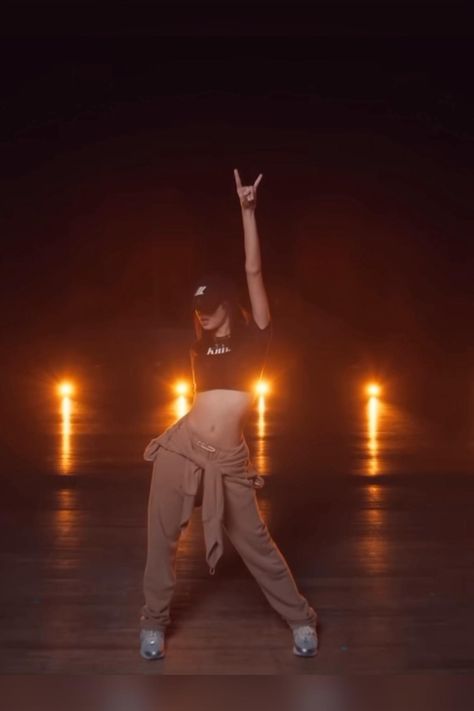 #lisa #lalisa #rockstar #songs #music #dance #challenge #popular #new Lisa Blackpink Rockstar, Lisa Coachella, Lisa Dance, Lisa Video, Lisa Rockstar, Lisa Black, Rock Star Outfit, Kang Ho Song, Dance Outfits Practice