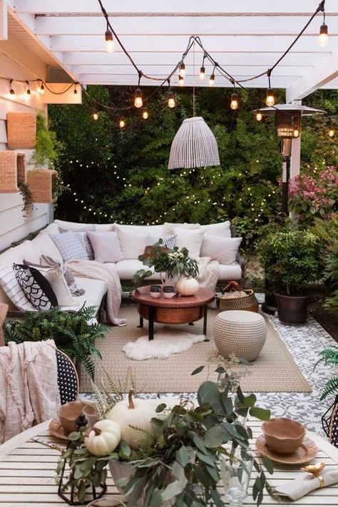 10 Inspiring Outdoor Spaces #outdoorliving #outdoordecor #patiodecor #patiomakeover #homedesign Fall Patio, Bohemian Outdoor, Cozy Patio, Outdoor Patio Space, Pergola Patio, Patio Spaces, Garden Care, Boho Dekor, Small Patio