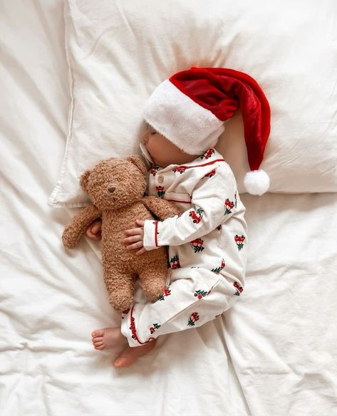 Family Winter Aesthetic, Christmas Eve Aesthetic, Newborn Christmas Pictures, Baby Christmas Photography, Newborn Christmas Photos, Christmas Baby Pictures, Christmas Family Photoshoot, Christmas Baby Announcement, Foto Newborn