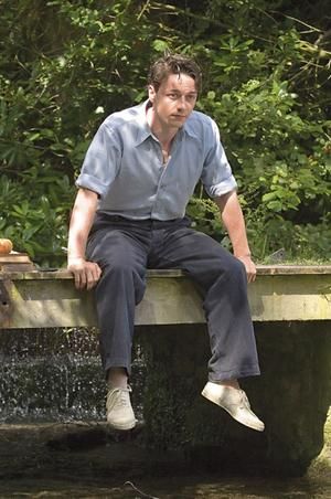 Still of James McAvoy as Robbie Turner in Atonement (2007) Robbie Turner Atonement, Atonement James Mcavoy, Robbie Atonement, James Mcavoy Atonement, Robbie Turner, Atonement 2007, Atonement Movie, British Cats, Older Guys