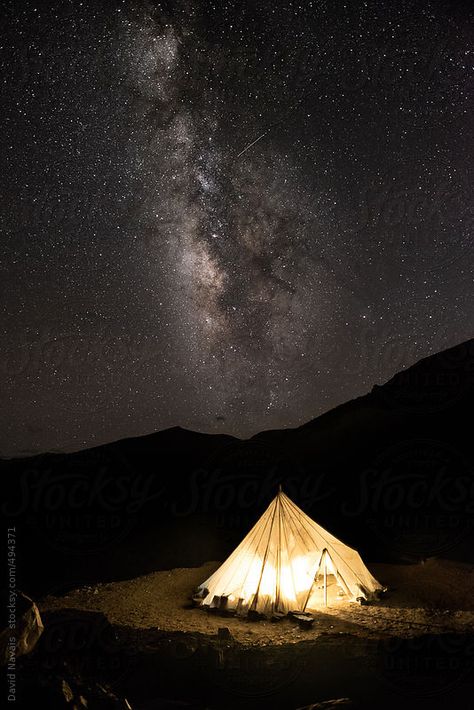 Night view of  Milky way and one of the tea tents you can find before and after some of the higher passes during the Zanskar trekking (from Lamayuru to Padum). This one was located in the south face of Sengge-La pass (5060m) between Photoksar and Lingshed villages in Ladakh region. Tent At Night, Ladakh India, Paradise Hotel, Naruto Drawings, Happy Foods, Classy Photography, Night View, Village Life, Adventure Camping