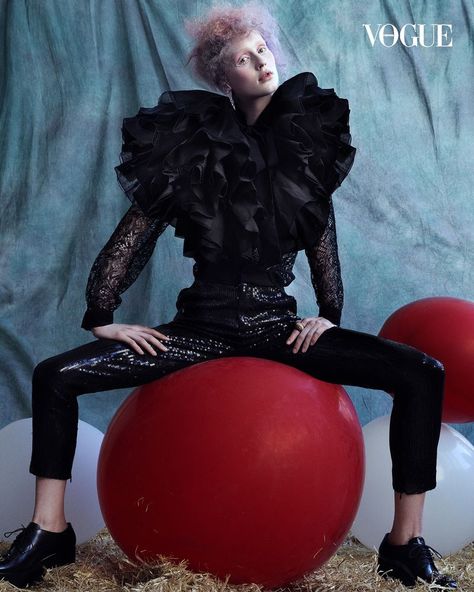 Lea de Wouters Vogue Portugal Circus Style Fashion Editorial Welcome To The Circus, Circus Fashion, Circus Outfits, Vogue Portugal, Dark Circus, Mode Editorials, Vogue China, Peter Lindbergh, Lily Aldridge