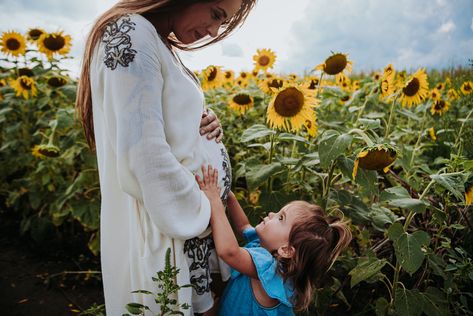 Sunflower Maternity Pictures Families, Sunflower Pregnancy Announcement, Sunflower Pregnancy Photos, Sunflower Maternity Shoot, Sunflower Maternity Pictures, Summer Maternity Photography, Sunflower Shoot, Pine Photography, Sunflower Photos