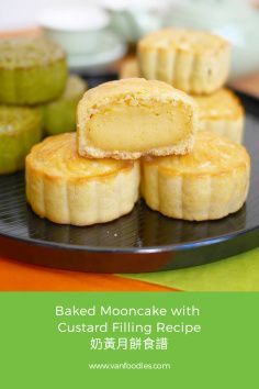 Moonpie Recipe, Egg Yolk Custard, Asian Baking, Egg Custard Recipes, Chinese Deserts, Chinese Dessert Recipes, Mooncake Recipe, Moon Cakes, Salted Egg Yolk