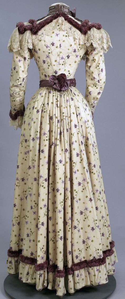 Day dress of printed off-white wool in purple violets and green leaf pattern. 1890s Dress Pattern, 1890s Costume, Mid 1800s Fashion, 1890s Day Dress, 1800s Clothes, Victorian Evening Dress, 1890 Dress, Edwardian Day Dress, 1890s Dress