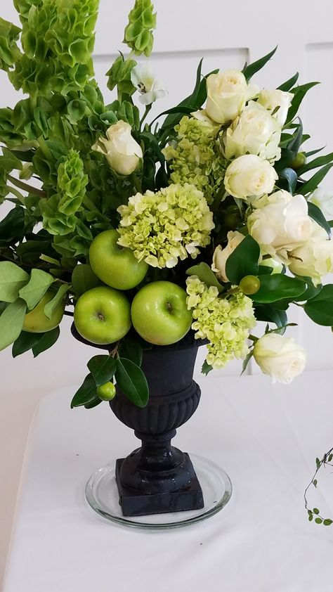 St. Patrick's Day ☘ Apple Bouquet, Greenery Floral Arrangement, Apple Garden, Lime Green Weddings, Table Flower Arrangements, Large Floral Arrangements, Flower Vase Arrangements, Vase Arrangements, Bouquet Arrangements