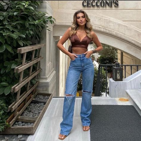 Blogger High Waisted Ripped Straight Jeans Pointy Heels Outfit, Denim Pants Outfit, High Heels Outfit, Outfits Con Jeans, Ripped Jeans Outfit, Jeans With Heels, Cropped Wide Leg Jeans, Autumn Night, Straight Leg Denim