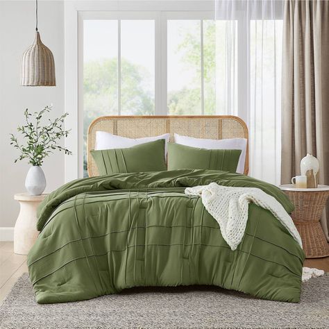 The beautiful pinch pleat comforter with a grid pattern design strikes the perfect balance between being fluffy and lightweight. Filled with premium polyester for optimal warmth, it makes an ideal choice for year-round use. Enjoy cozy nights in the winter and refreshing breathable comfort in the summer. Comforter Sets Boho, Grid Design Pattern, California King Duvet Cover, Boho Comforters, Solid Bed, Green Comforter, Modern Duvet Covers, Bed Comforter Sets, Full Duvet Cover