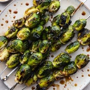 Balsamic Honey Grilled Brussels Sprouts - The Recipe Critic Maple Brussel Sprouts, Bacon Side Dishes, Brussel Sprout Recipes, Easy Summer Grilling Recipes, Sauteed Brussel Sprouts, Balsamic Mushrooms, Garlic Balsamic, Bacon Brussel Sprouts, The Recipe Critic