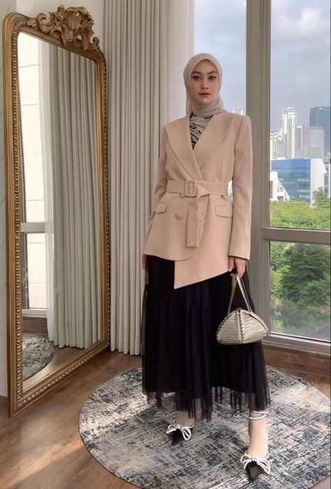 Classy Hijab Outfits, Ootd Blazer, Dream Herbs, Rok Midi, Rok Mini, Muslimah Outfit, Blazer Outfits Casual, Blazer Outfits For Women, Elegant Outfit Classy