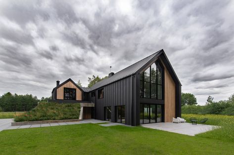 House With Garage Underneath, Hidden Garage, House With Garage, Hilltop House, Sloped Roof, White Tub, Wood And Concrete, Hillside House, Wood Staircase