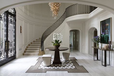 Foyer Paint, Classic Staircase, Luxury Houses Entrance, Entrance Foyer Design, درج السلم, Escalier Design, Foyer Rug, Foyer Lighting, التصميم الخارجي للمنزل