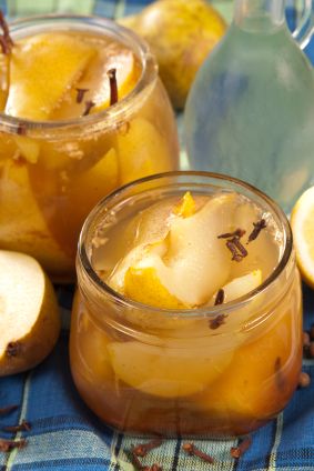 This is a great recipe for cooking pears and contains an aromatic mixture of ground spices and vanilla that will make the whole house smell wonderful. Canning Spiced Pears, Spiced Pears Recipe, Spiced Pears, Pickled Pears, Canning Pears, Pear Preserves, Easy Canning, Canned Pears, Canning Fruit