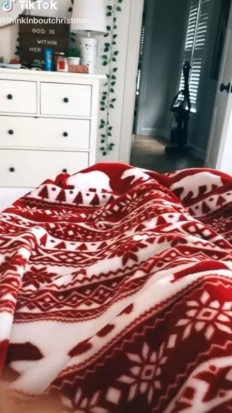 Aesthetic Christmas Tiktoks, Christmas Feeling Aesthetic, Christmas Videos Tiktok, Christmas Tiktoks Videos, Christmas Videos Aesthetic, Cosy Christmas Aesthetic, Christmas Cozy Aesthetic, Christmas Decorations Aesthetic, Christmas Room Aesthetic