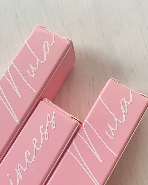 That classic Princess Mula signature 😍, to us packaging is soooo important! Unlike super big lipgloss brands, We choose the best quality boxes to transfer, port & ship your lipglosses in the best conditions! Causing no breakages or leakages ❣️ making sure how we sent the product with love & quality is just as you’ll receive it 💓 shop our website for the best moisturizing loved lipglosses today ✨ . Thank you for shopping with us, all orders have been shipped & are currently being shipped daily... Lipgloss Box Packaging, Brand Mockup, Branding Inspo, Brand Marketing, Box Packaging, Lip Gloss, Mockup, With Love, Conditioner