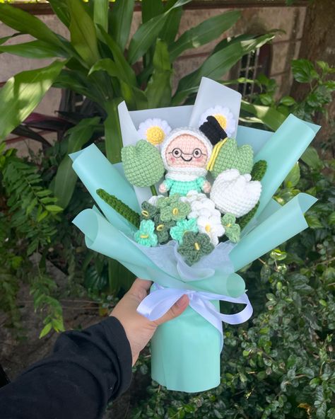 Green theme graduation crochet bouquet #crochet #crochetaddict #crochetflower #crochetbouquet #flower #bouquetbunga Flower Bouquet Graduation, Graduation Crochet, Green Flower Bouquet, Flower Bouquet Crochet, Bouquet Graduation, Bouquet Crochet, Crochet Flower Bouquet, Crochet Bouquet, Green Theme