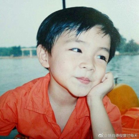 The Time NCT Recreated Their Baby Photos And They Looked Exactly The Same - Koreaboo Nct Predebut, Nct Xiaojun, Xiaojun Nct, Wayv Xiaojun, Xiao Dejun, Nct Life, Childhood Photos, Way V, Baby On The Way