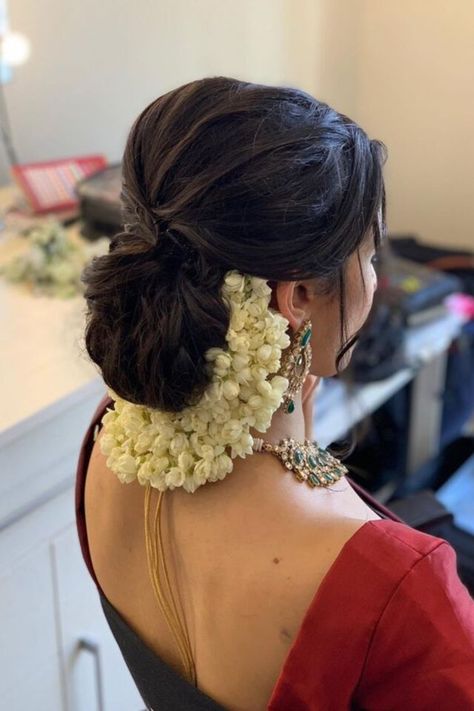 Hair Indian Wedding, Bun For Short Hair, South Indian Hairstyle, Engagement Hairstyle, South Indian Wedding Hairstyles, Reception Hairstyles, Bridal Ponytail, Hair Style On Saree, Bride Hairstyle