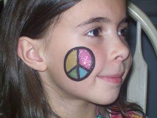 DIY Peace Sign Face Paint #DIY #PeaceSigns #CheekArt #FacePainting #Birthdays #Birthday #Parties #Party Easy Halloween Face Painting, Diy Face Paint, American Girl Parties, Cheek Art, Face Painting Tutorials, Clown Party, Kids Carnival, Festival Face, Face Painting Easy