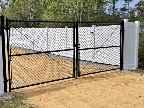 Chain Link Gate Ideas, Steel Matting Fence Ideas, Pagar Kawat, Poultry Farm Buildings, Chain Link Fence Installation, Chain Link Fence Gate, Farm Entrance, Exterior Door Designs, Yard Gate