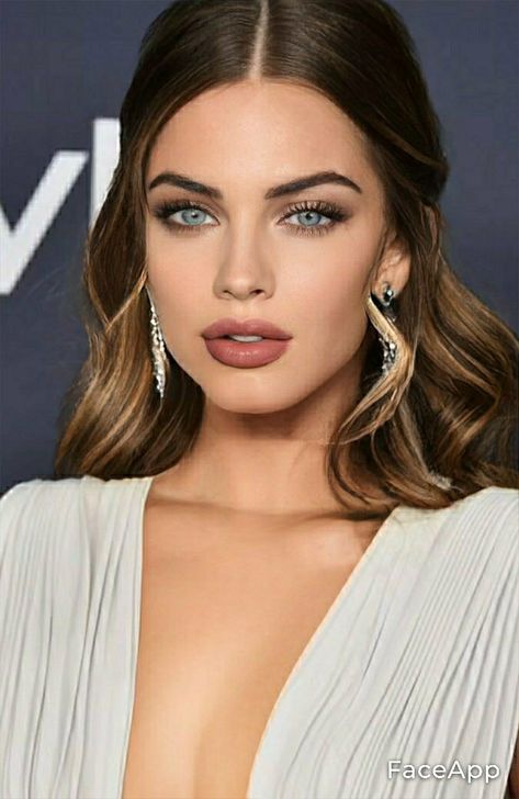 Satin Dress Makeup, Glitz And Glam Hairstyles, Soft Glam Waves, Glamour Hairstyles, Gala Hair, Hollywood Curls, Wedding Hairstyles For Medium Hair, Hair Style Vedio, Bold Makeup Looks