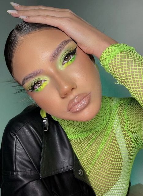 Neon Makeup Ideas, Neon Makeup Looks, Neon Looks, Neon Green Outfits, Eyeliner And Eyeshadow, Catwalk Makeup, Green Eyeshadow Look, Neon Eyeshadow, Carnival Makeup