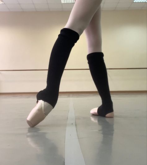 Pointe Shoes Black, Pointe Shoes Aesthetic, Ballet Legs, Ballet Pointe, Ballet Academy, Ballet Beauty, Ballet Poses, Ballet Inspiration, Ballet Dance Videos