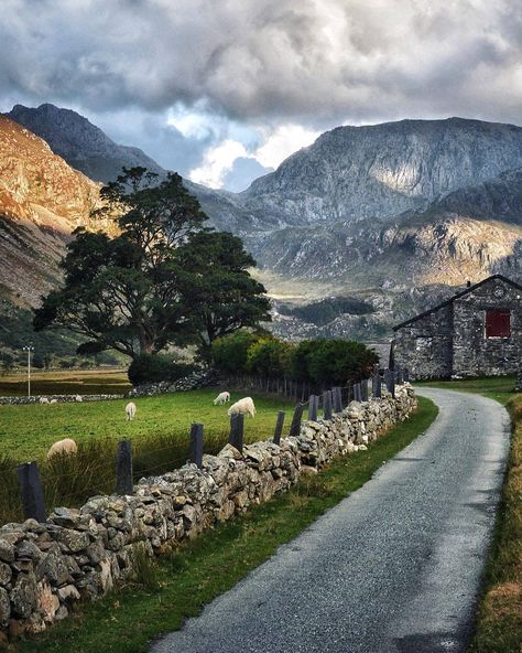 Landscapes, Animals & Heritage on Instagram: “Missing the beaut welsh countryside! 😍🐑 Location: little road in parallel to the A5 heading towards Ogwen Valley. .⠀ .⠀ .⠀ .⠀ . .⠀ .⠀ .⠀ .⠀…” Countryside Photography, Welsh Countryside, Irish Countryside, Countryside Landscape, Beautiful Travel Destinations, Snowdonia, Scenic Routes, English Countryside, England Travel