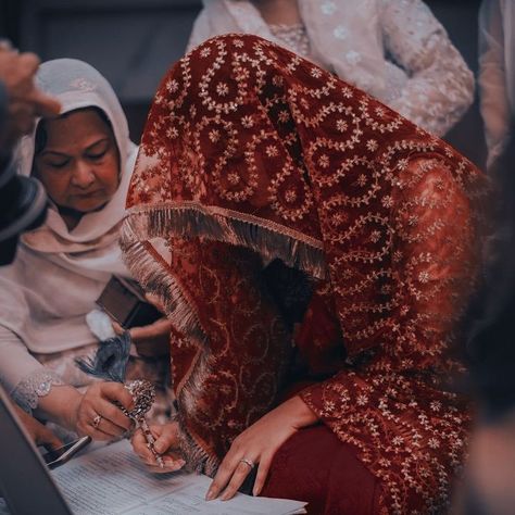 Nikha Pic, Nikah Moment, Nikah Pics, Mother Daughter Poses, Biker Girl Outfits, Muslim Wedding Photography, Desi Aesthetics, Dps For Girls, Hijab Style Tutorial