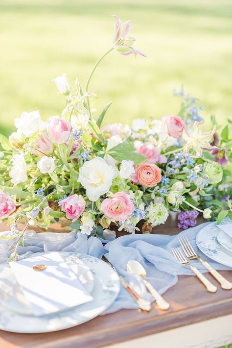 Pastel Flowers Decoration, Watercolor Wedding Flowers, Pastel Rainbow Flowers, Pastel Flower Table Decorations, Pastel Flower Decor, Colorful Pastel Wedding Flowers, Pastel Table Centerpieces, English Pastel Wedding, Pastel Flower Centerpieces