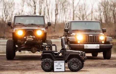 Jeep family, baby jeep, baby announcement Family Jeep Photoshoot, Jeep Gender Reveal Ideas, Baby Jeep, Baby 2 Announcement, Cole Baby, Jeep Baby, Mom Dad Baby, Foto Shoot, Jeep Stuff