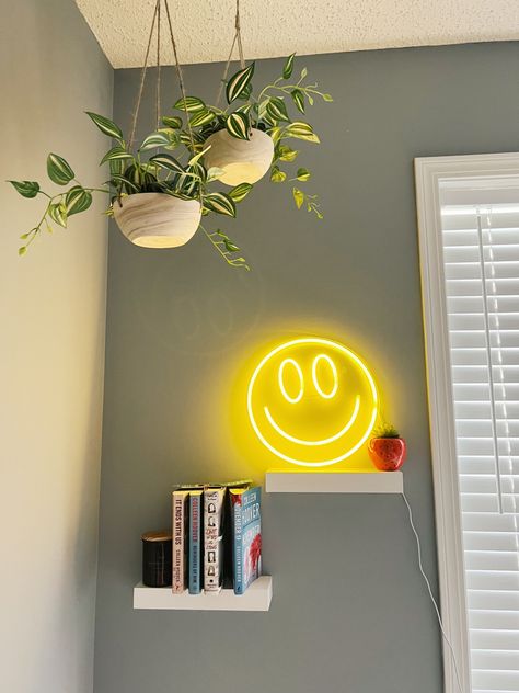 Smiley Face Light☺️🥹 Aesthetic Room Products, Cute Decorating Ideas, Summer Bedroom Decor Ideas, Dorm Room Lighting Ideas, College Bedroom Aesthetic, Smiley Room Decor, Dorm Room Neon Sign, Smiley Face Bedroom, Smiley Face Room