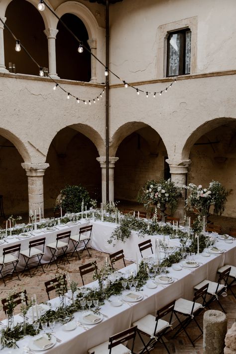 A Gorgeous Destination Wedding in the Italian Countryside Milan Italy Wedding, Italian Style Wedding Decorations, White Italian Wedding, Italian Style Wedding, Back Garden Wedding, Long Tables, Tuscan Wedding, Italian Countryside, Salou