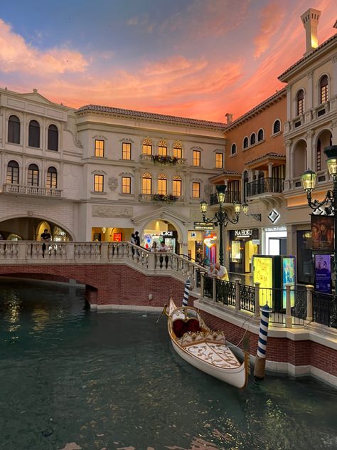 Las Vegas Gondola Ride, Las Vegas Casino Aesthetic, Las Vegas Aesthetic, Vegas Vibes, Vegas Aesthetic, Venetian Las Vegas, Venetian Hotel, Vegas Night, Fake Life