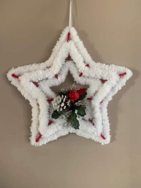 Star Shaped Wreaths Diy, Star Shaped Wreath Ideas, Star Wreath Ideas, Star Wreaths, Christmas Star Wreath, Star Wreath Form, Wire Christmas Wreath, Christmas Yarn Wreaths, Yarn Wreaths