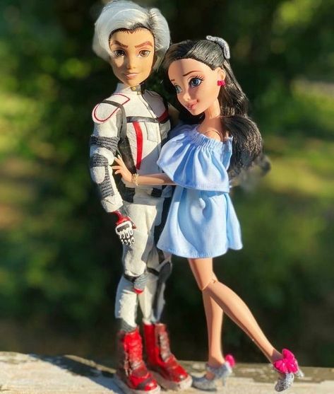 Jane And Carlos, Descendants Photos, Descendants Dolls, Carlos Descendants, Disney Baby Dolls, Disney Descendants Dolls, Queen Cake, Best Costume Ever, Best Kids Watches