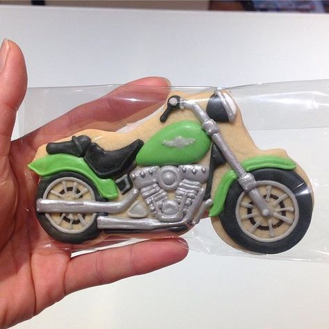 Oh look at my giant hand  makes the #harleydavison #cookie look small … Motorcycle Cookies, Decorated Cookie Ideas, Hunting Birthday Cakes, Decor Cookies, Fall Decorated Cookies, Biscuit Decoration, Bike Cakes, No Bake Sugar Cookies, Motorcycle Wedding