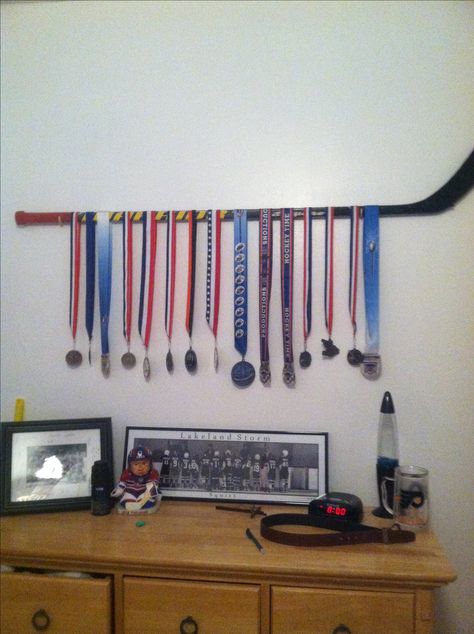 Cool old hockey stick idea Mini Stick Hockey Room, Used Hockey Stick Ideas, Hockey Stick Decor, Hockey Stick Wall Mount, Hockey Bedroom Decor, Hockey Stick Furniture, Hockey Stick Wall Art, Hockey Crafts, Hockey Bedroom